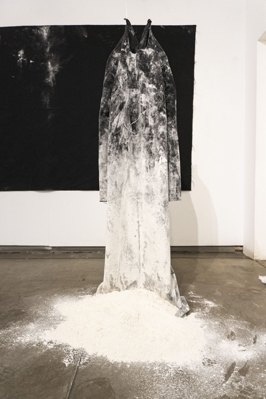 Мария Панина, Матери, 2024. Чёрное платье, 6 кг муки, 150 х 70 см 