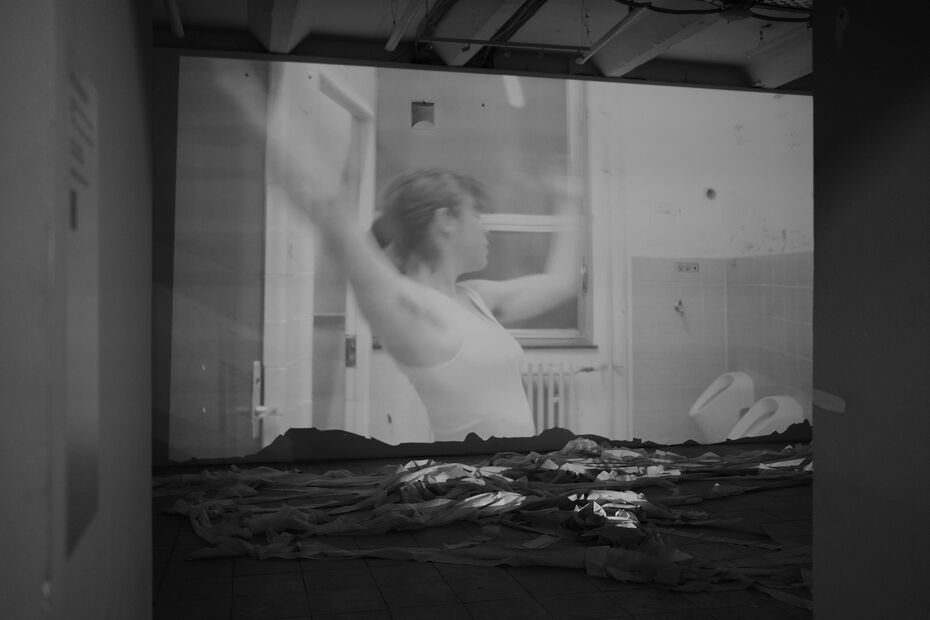 Выставка Diploma22. Фрагмент экспозиции. Настя Ливаднова. i come as one and i stand as 1o ooo paradoxes 10’32», HSE ART GALLERY, 2022